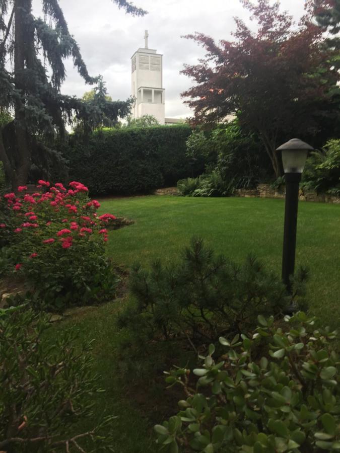 Blue Apartment In Beautiful English Style Garden With Atmosphere Praha Bagian luar foto