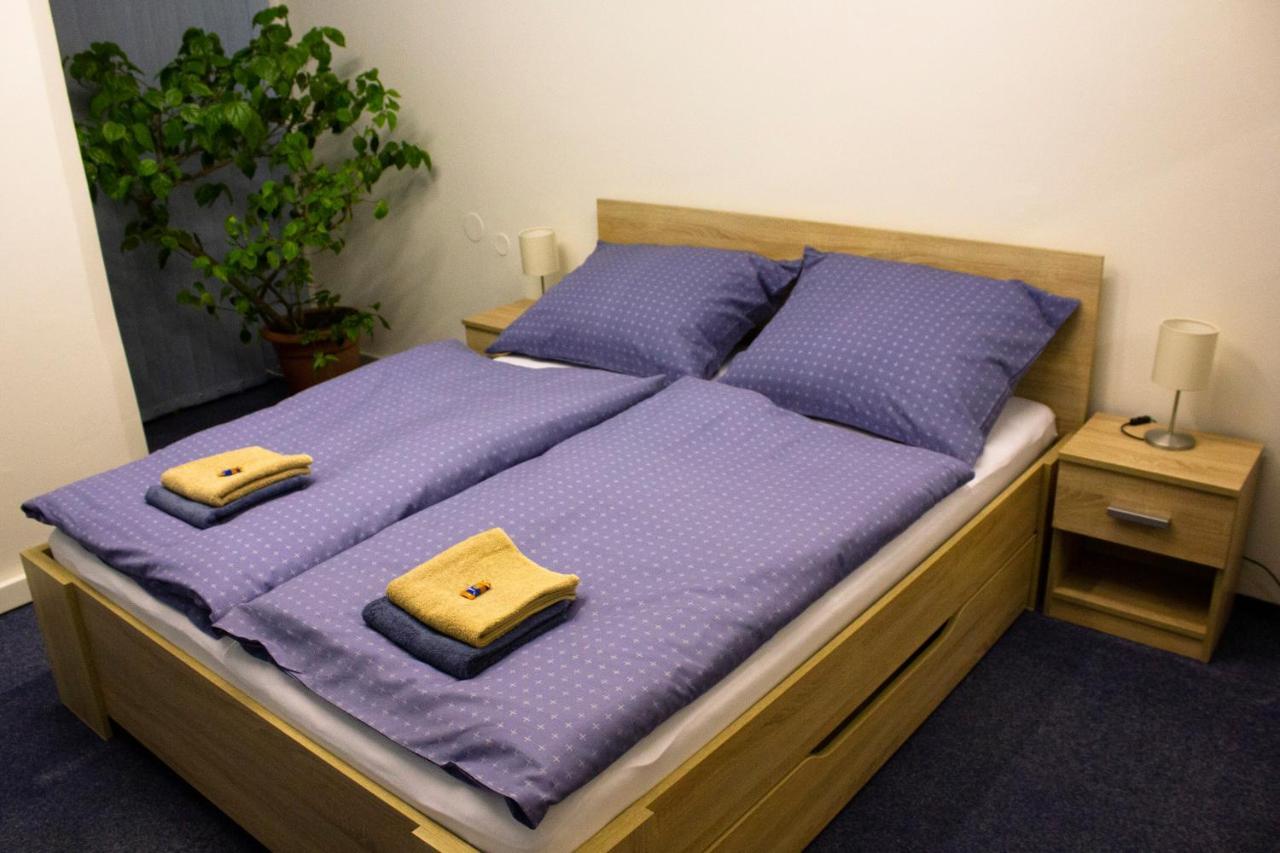 Blue Apartment In Beautiful English Style Garden With Atmosphere Praha Bagian luar foto