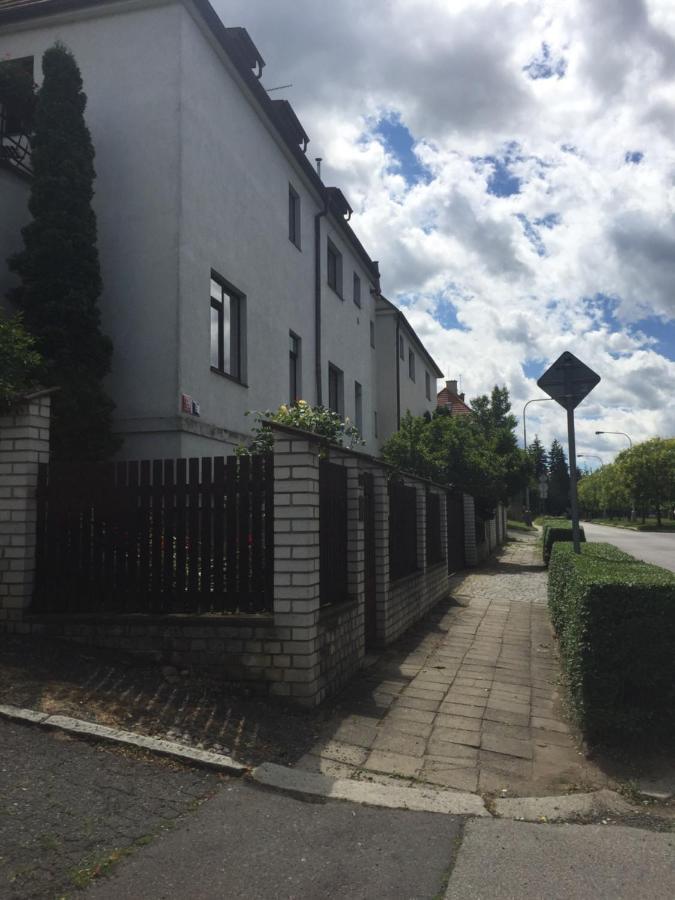 Blue Apartment In Beautiful English Style Garden With Atmosphere Praha Bagian luar foto