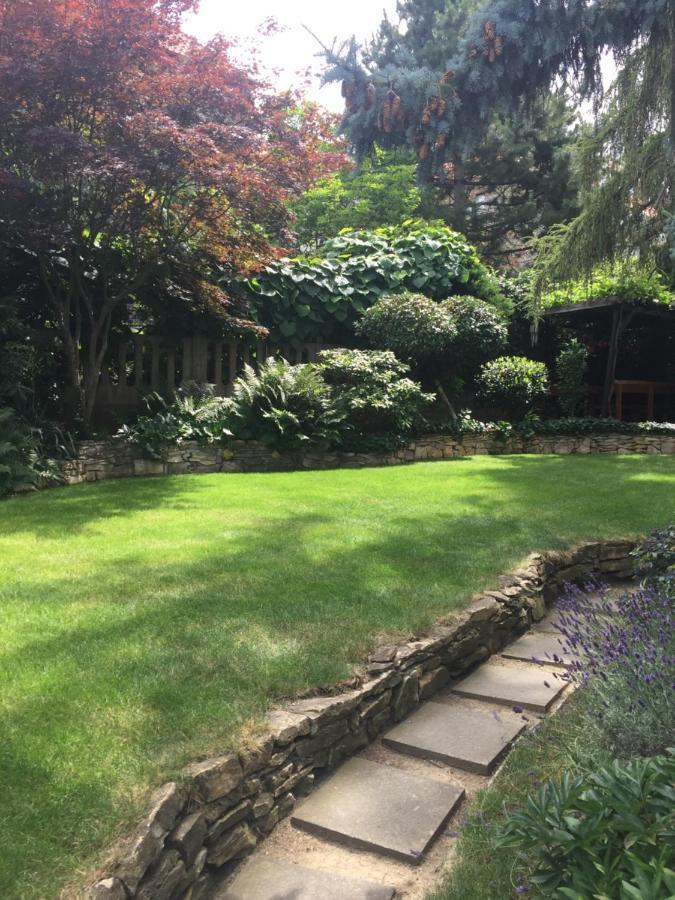 Blue Apartment In Beautiful English Style Garden With Atmosphere Praha Bagian luar foto